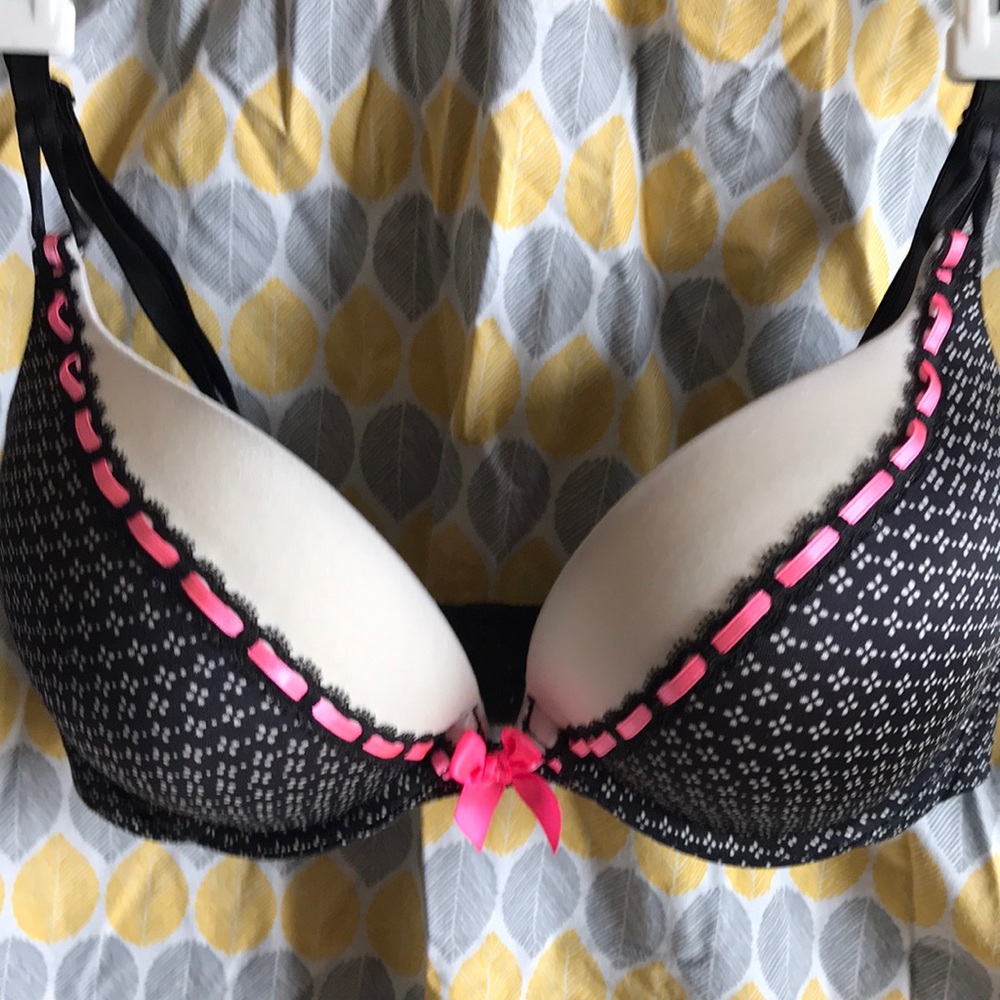 Victoria Secret Bombshell Plunge bra size 34D